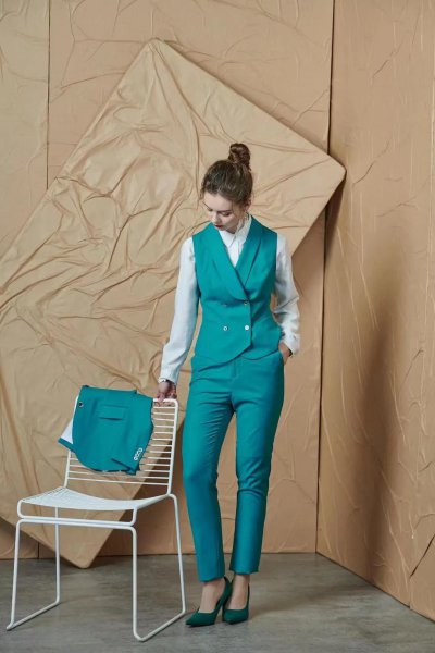 蓝绿色搭配什么颜色最佳