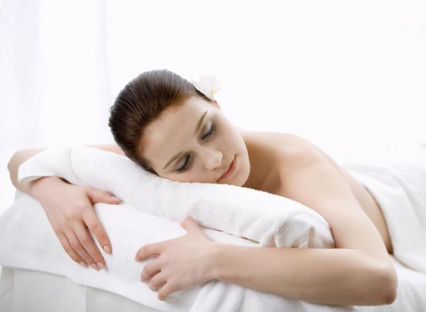 晚上披着头发睡好吗