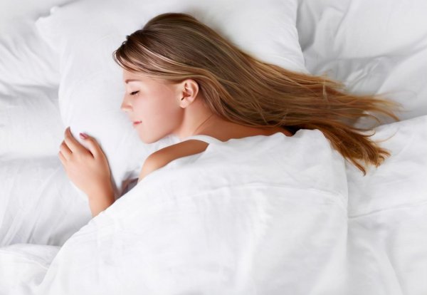 晚上披着头发睡好吗