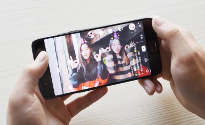 自媒体毁了一大批年轻人 短视频时代给青少年带来的危害