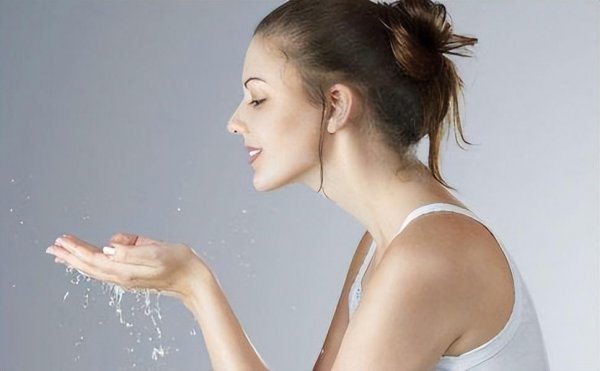 早上可以用洗面奶洗脸吗