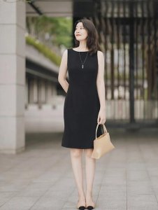 黑色连衣裙搭配鞋子图片 小黑裙搭配什么颜色的鞋子好看