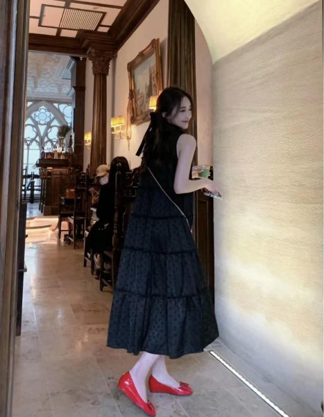 黑色连衣裙搭配鞋子图片