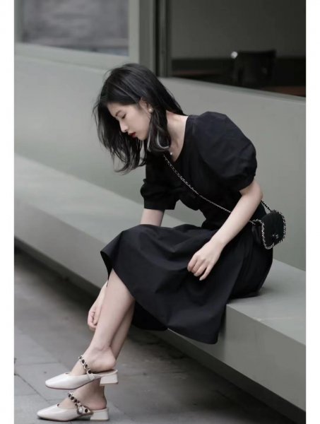 黑色连衣裙搭配鞋子图片