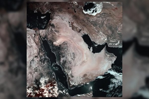 红海海水呈现什么颜色