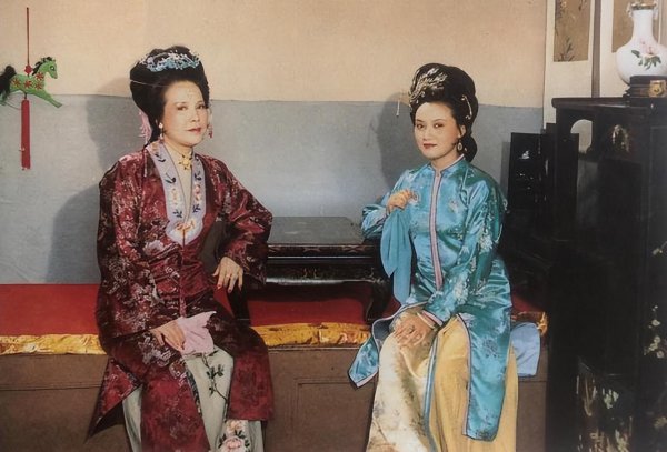 王熙凤是谁的儿媳妇