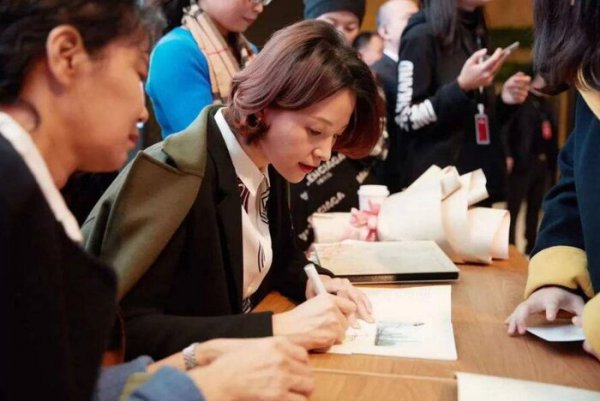 董卿为什么去美国生孩子