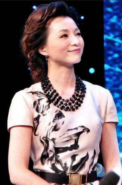 董卿为什么去美国生孩子