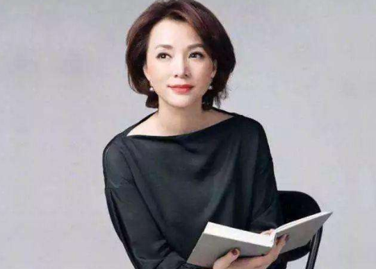 董卿为什么去美国生孩子