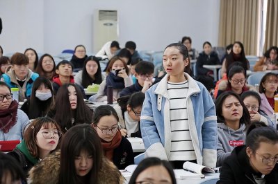 高校辅导员和公务员哪个好 两个岗位编辑及待遇上的区别