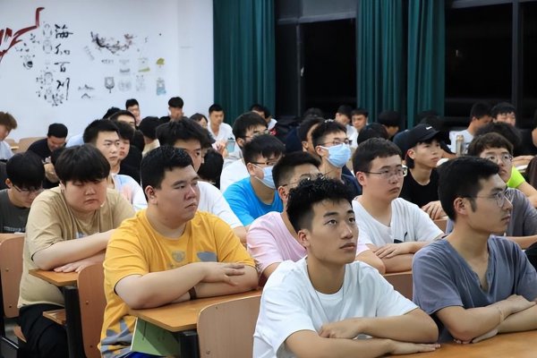 高校辅导员和公务员哪个好