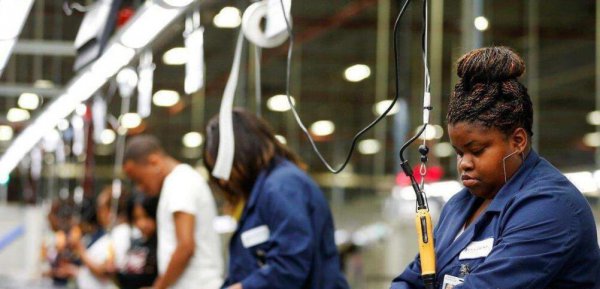 美国普通人一个月工资多少钱