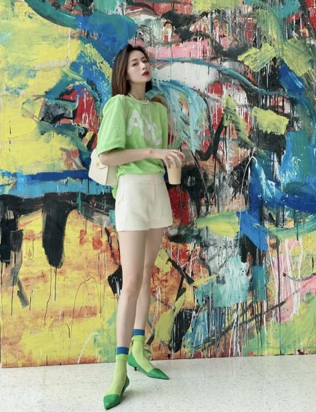 白色短裤配什么颜色t恤好看