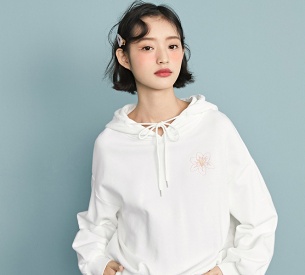 衣服帽子上的绳子打结