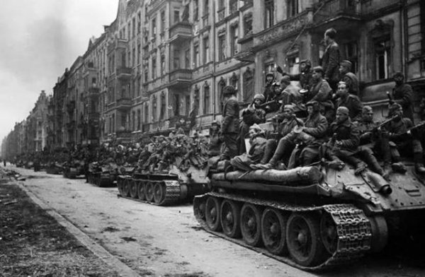 如果柏林战役德军顶住了