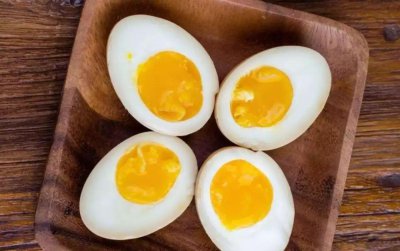 鸡蛋壳上有黑色斑点能吃吗 蛋壳上有斑是正常的吗