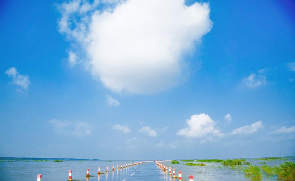 我国最大的淡水湖鄱阳湖位于哪里