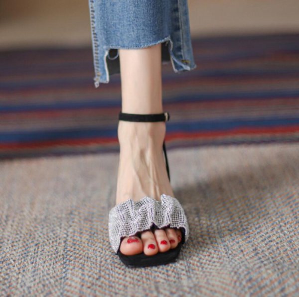 新买的高跟鞋不跟脚老掉怎么办