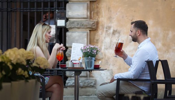 男生会随便盯着女生看吗