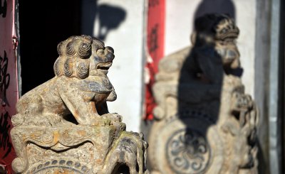 门口放石狮子的讲究和寓意 为什么大门前要放石狮子