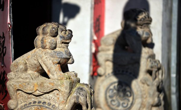 门口放石狮子的讲究和寓意