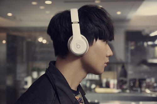 五音不全的人怎么样才能学会唱歌