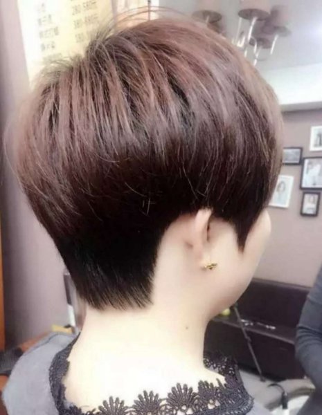 脖子短脸大的女生适合什么发型