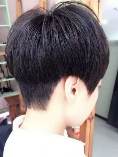 脖子短脸大的女生适合什么发型