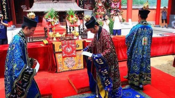 秦始皇没死他在墓里干什么呢