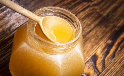 蜂蜜凝固成白色像猪油 怎么辨别蜂蜜到底是真是假