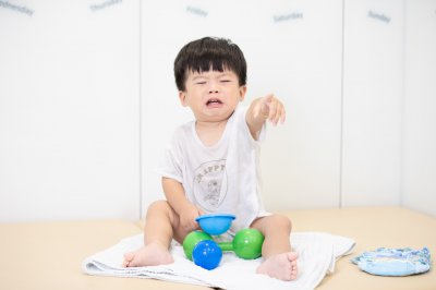 孩子哭闹发脾气家长应该如何处理 孩子情绪失控正确应对
