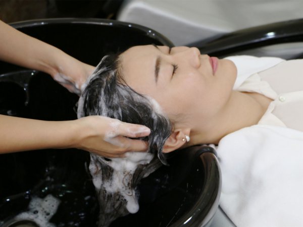 长期用清水洗头好不好