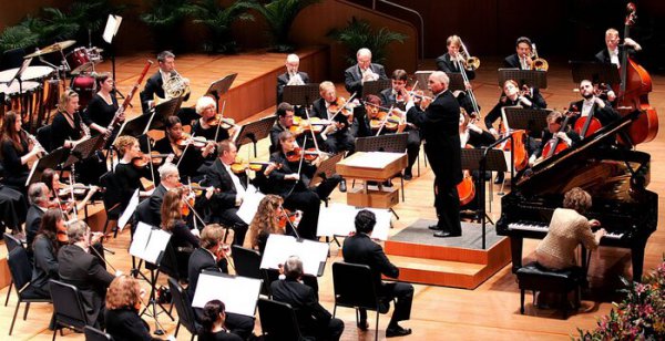 乐团指挥的作用是什么