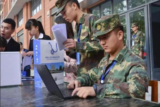 体育生300分考军校合格吗