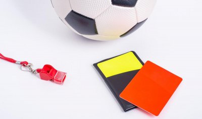 足球红牌和黄牌有什么区别 足球比赛中红黄牌来历及判罚