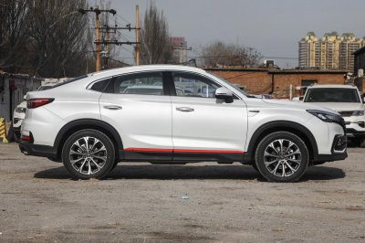 白色新车刮的露黑了要多少钱 白车刮黑了要去4s店吗