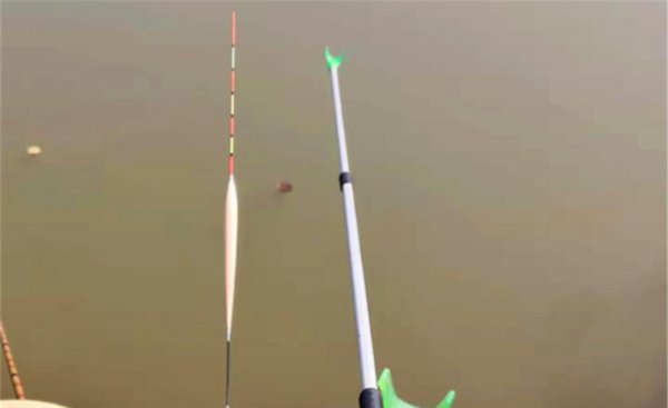 冬钓鲫鱼用多少吃铅量的漂