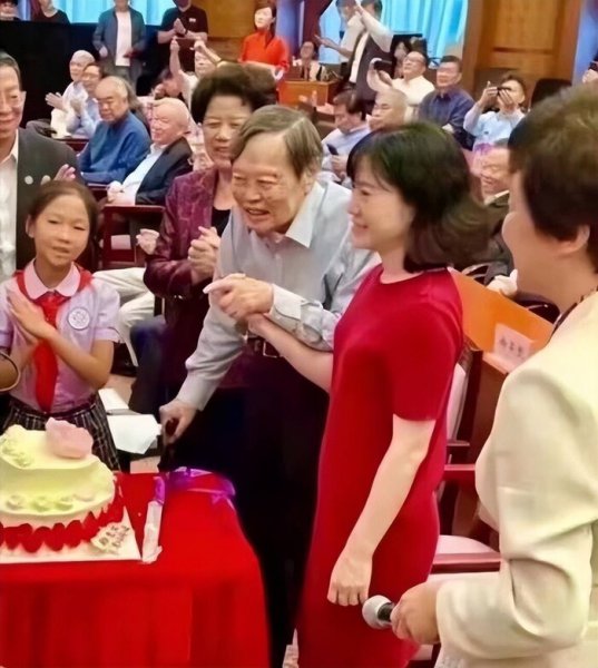 翁帆和杨振宁结婚时多少岁数