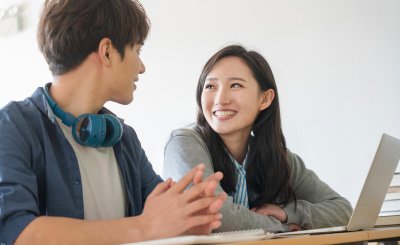 怎么跟女生聊天让她对你有好感 跟女生聊什么会让她心动