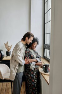 男生为什么喜欢从后面抱女生 从后面抱女生心里在想什么