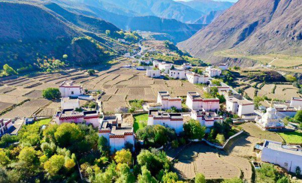 德钦县属于哪个省哪个市