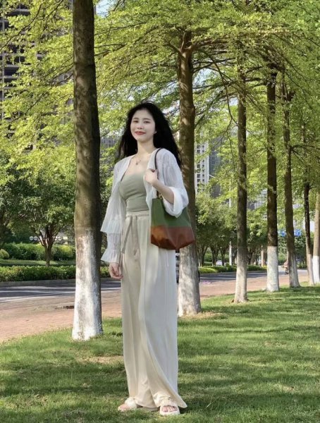 微胖女生适合什么风格的衣服显瘦