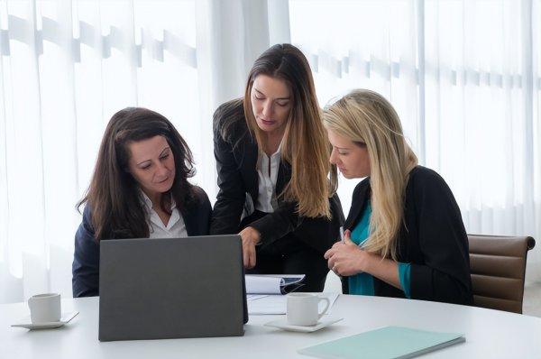 小学老师多少钱一个月