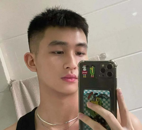 男生清爽帅气的短发发型