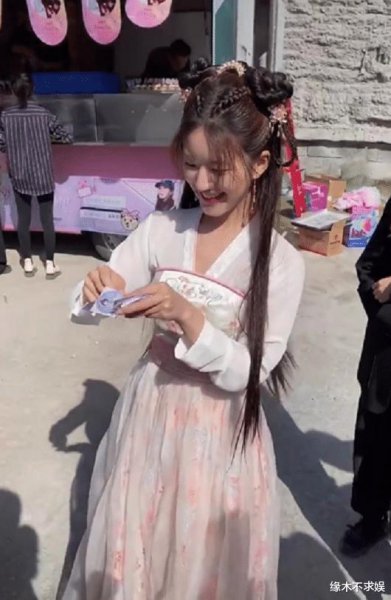 赵露思身高体重大概是多少