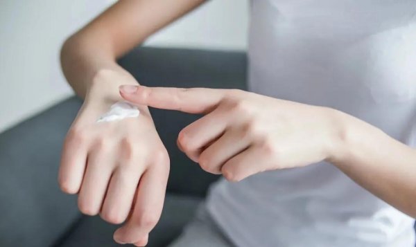 精华液是干什么的