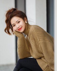 黑色牛仔裤配什么颜色上衣好看 女生黑色牛仔裤怎么穿好看