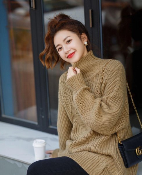 黑色牛仔裤配什么颜色上衣好看