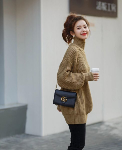 黑色牛仔裤配什么颜色上衣好看