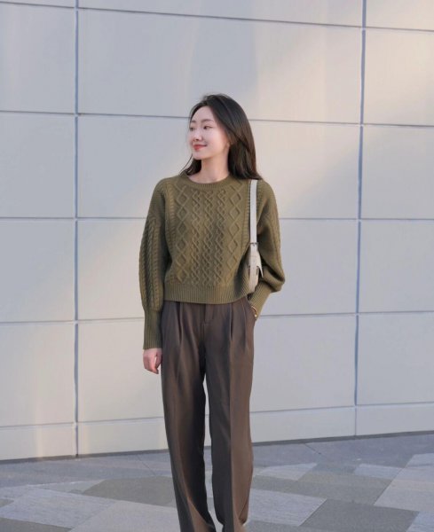 黑色牛仔裤配什么颜色上衣好看